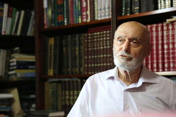 Καθηγητής  Δρ.  Ο δάσκαλος Ali Özek περπάτησε στο Hakk